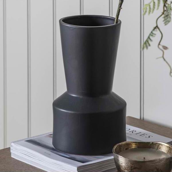 Kiso Vase in Black (2)