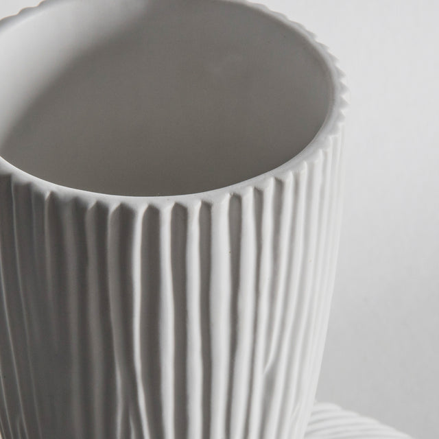 Elea Vase in White (2)